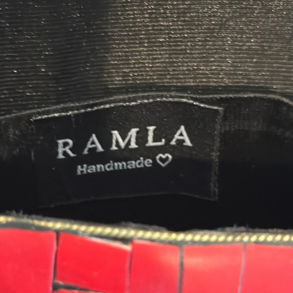 Elegant Red and Gold Crossbody Bag with Ornate Beadwork - Picture 4 of 9